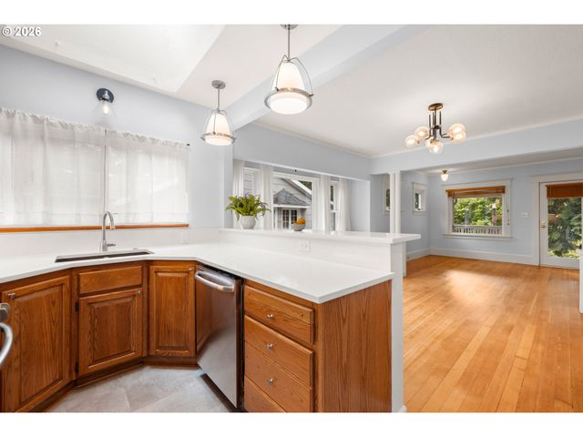 1217 Sw SPRING GARDEN St, Portland, OR 97219