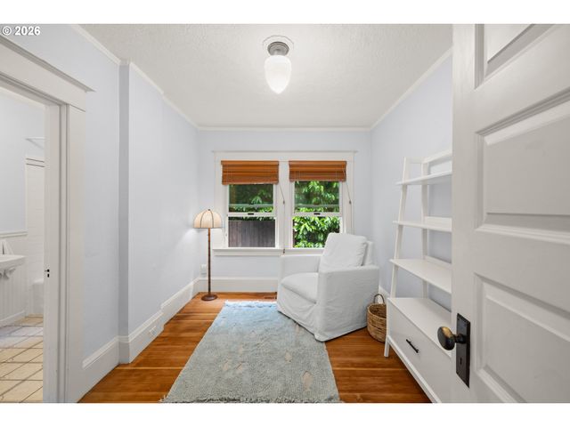 1217 Sw SPRING GARDEN St, Portland, OR 97219