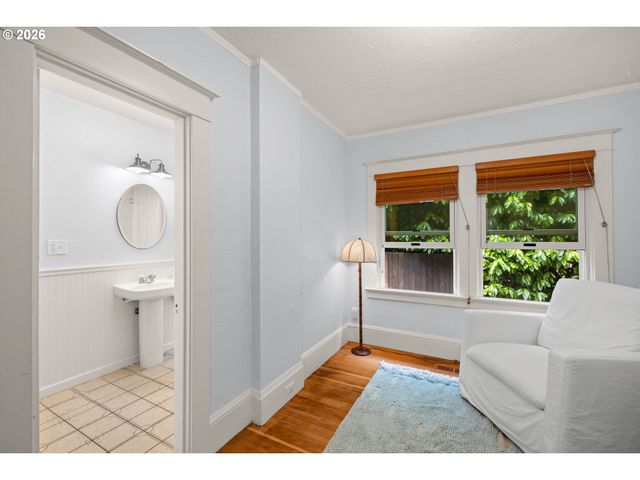 1217 Sw SPRING GARDEN St, Portland, OR 97219