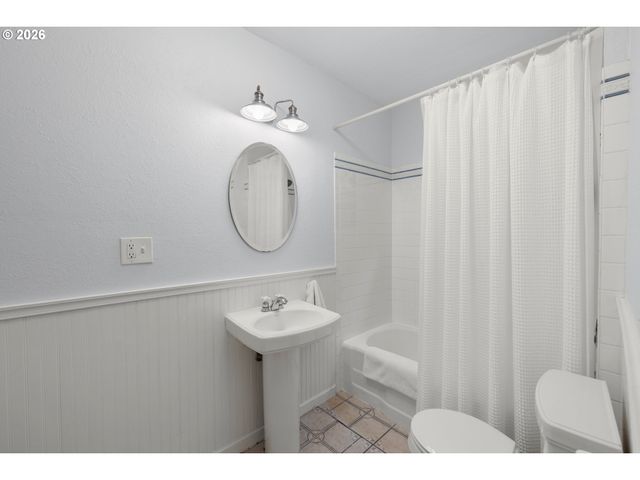 1217 Sw SPRING GARDEN St, Portland, OR 97219