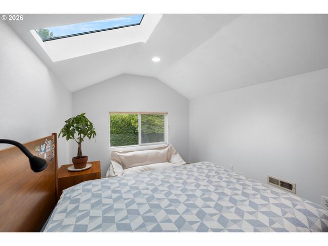 1217 Sw SPRING GARDEN St, Portland, OR 97219