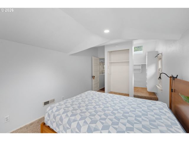 1217 Sw SPRING GARDEN St, Portland, OR 97219