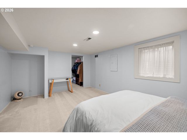 1217 Sw SPRING GARDEN St, Portland, OR 97219
