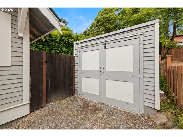 1217 Sw SPRING GARDEN St, Portland, OR 97219