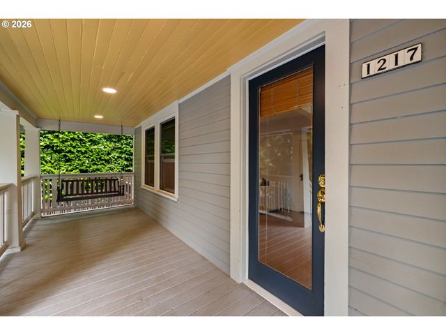 1217 Sw SPRING GARDEN St, Portland, OR 97219