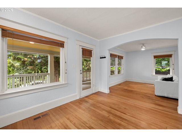 1217 Sw SPRING GARDEN St, Portland, OR 97219