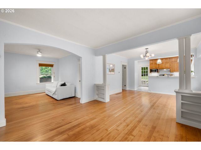 1217 Sw SPRING GARDEN St, Portland, OR 97219