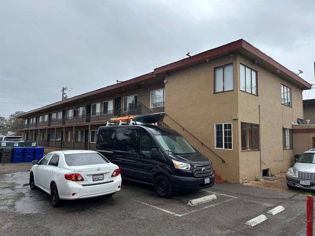 Image 3 of property listing at 2550 2550 35th ave, Oakland, CA 94601