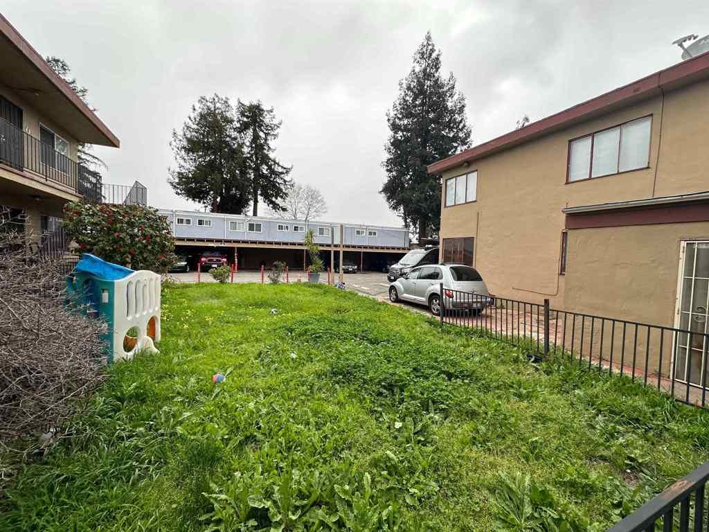 Image 4 of property listing at 2550 2550 35th ave, Oakland, CA 94601