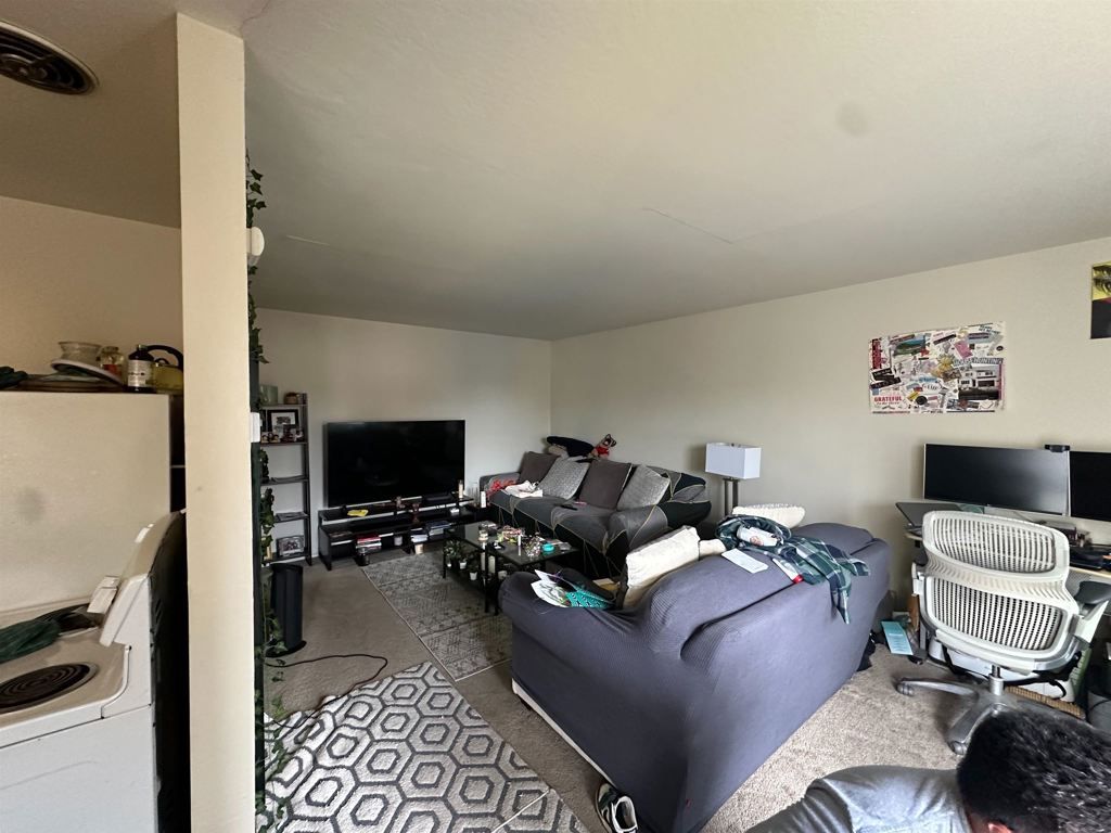 Image 6 of property listing at 2550 2550 35th ave, Oakland, CA 94601