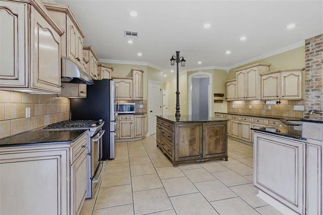 2733 Rue Calais Drive, Lake Charles, LA 70605