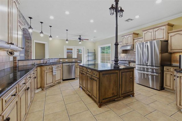 2733 Rue Calais Drive, Lake Charles, LA 70605