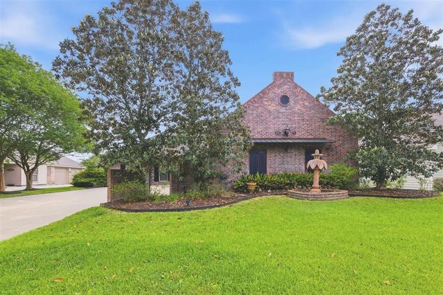 2733 Rue Calais Drive, Lake Charles, LA 70605