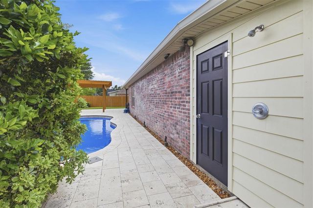 2733 Rue Calais Drive, Lake Charles, LA 70605