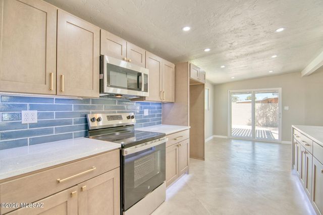 6458 E Calle Castor, Tucson, AZ 85710