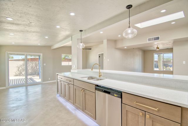 6458 E Calle Castor, Tucson, AZ 85710