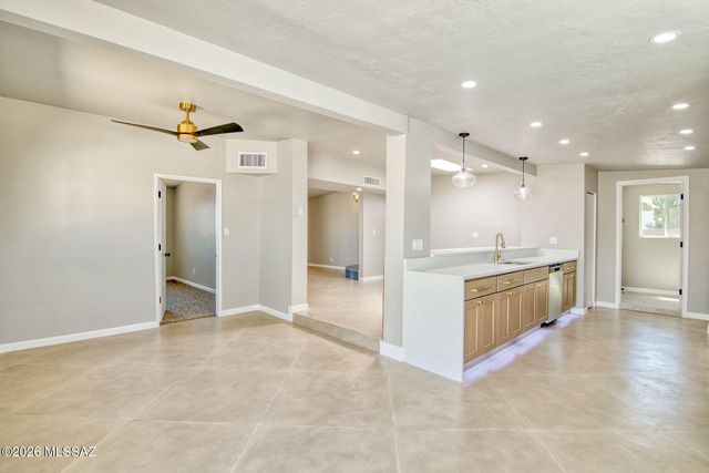 6458 E Calle Castor, Tucson, AZ 85710