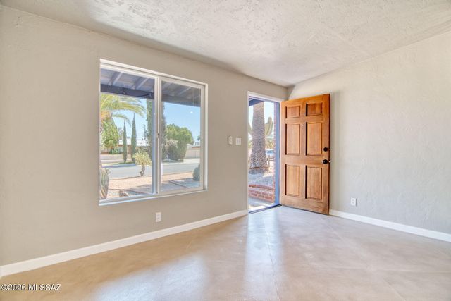 6458 E Calle Castor, Tucson, AZ 85710