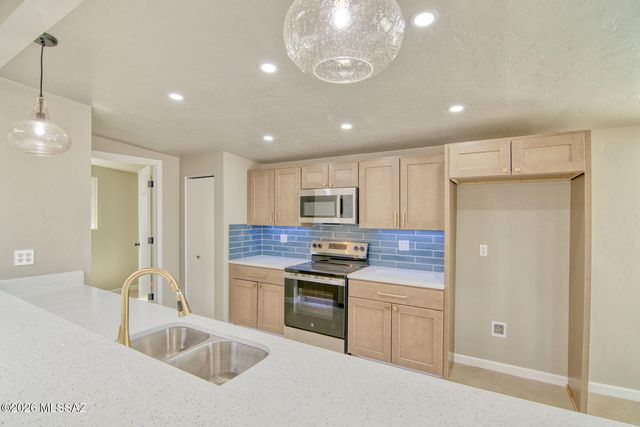 6458 E Calle Castor, Tucson, AZ 85710