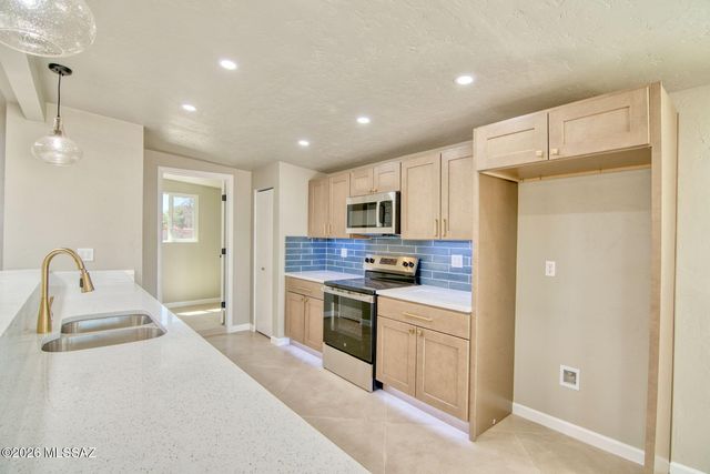 6458 E Calle Castor, Tucson, AZ 85710