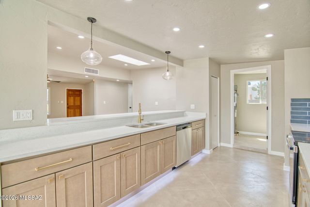 6458 E Calle Castor, Tucson, AZ 85710