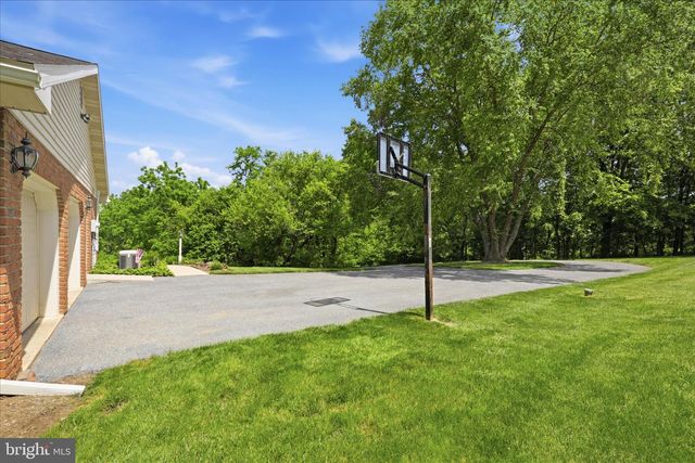 690 INDIAN RUN RD, Millersville, PA 17551