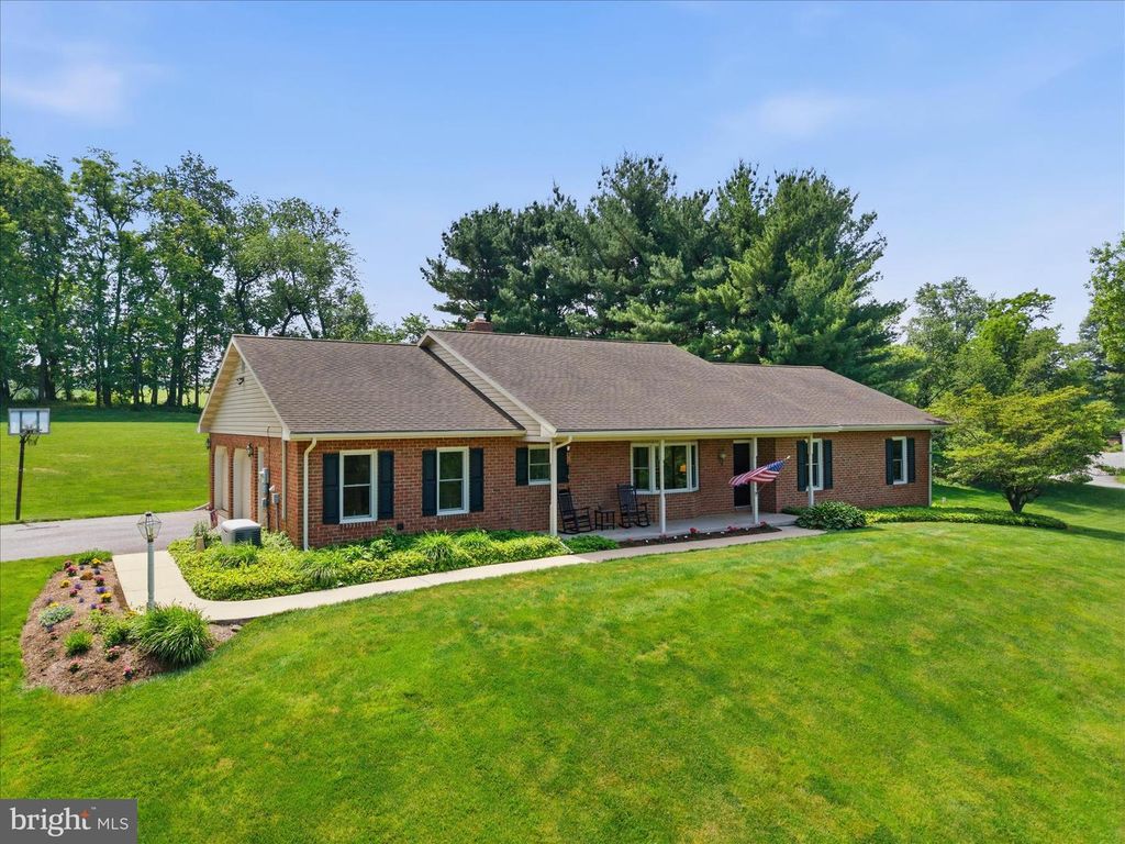 690 INDIAN RUN RD, Millersville, PA 17551