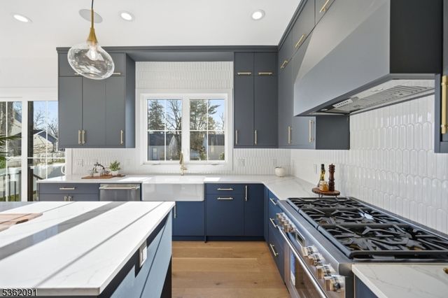 4 Maplewood Dr, Livingston Twp., NJ 07039