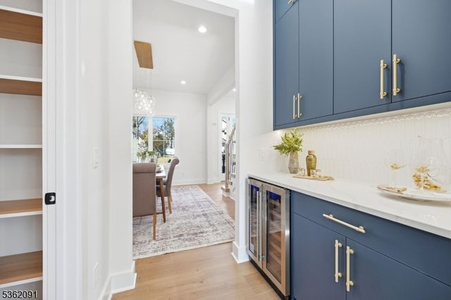 4 Maplewood Dr, Livingston Twp., NJ 07039