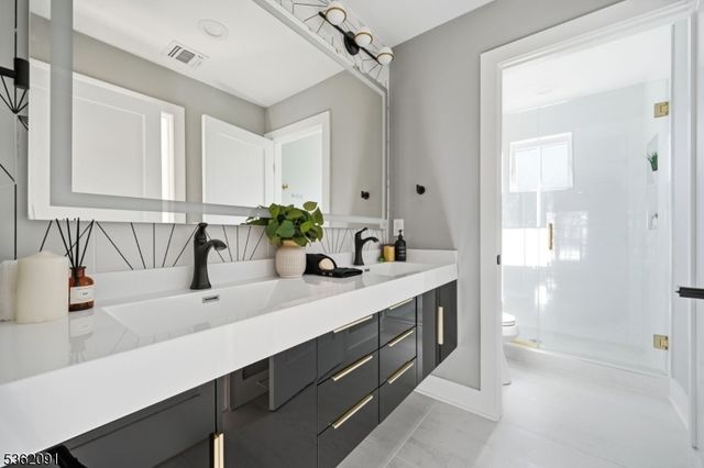 4 Maplewood Dr, Livingston Twp., NJ 07039