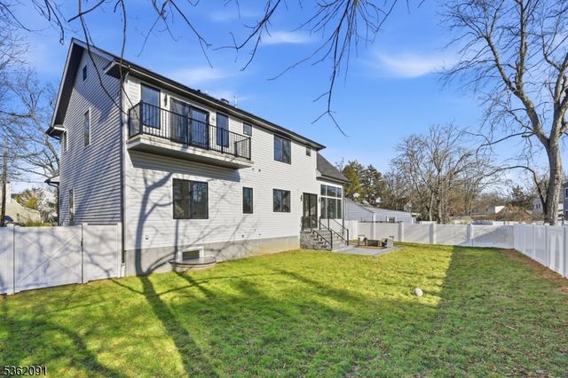 4 Maplewood Dr, Livingston Twp., NJ 07039