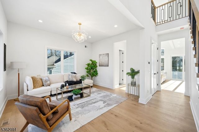 4 Maplewood Dr, Livingston Twp., NJ 07039