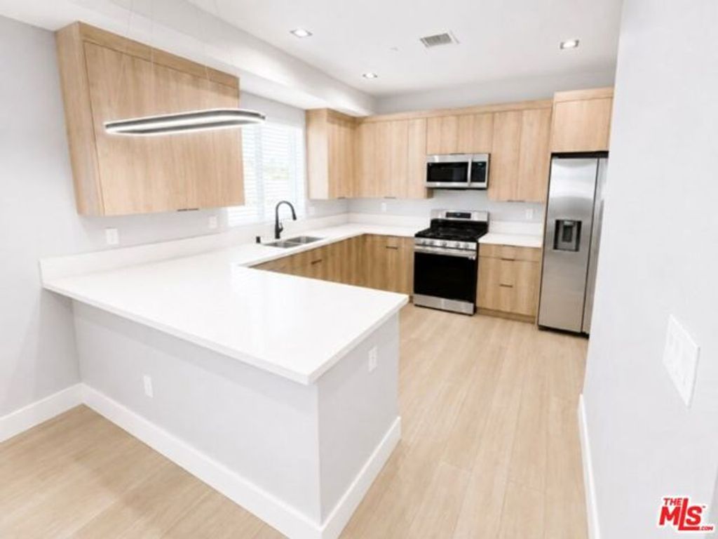 14833 Erwin Street 6, Los Angeles, CA 91411