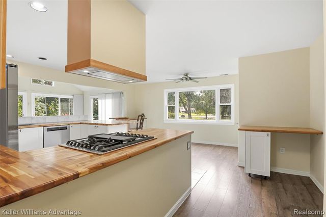 701 Artdale Drive, White Lake, MI 48383