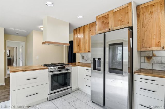 701 Artdale Drive, White Lake, MI 48383