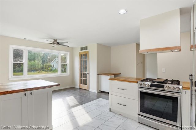 701 Artdale Drive, White Lake, MI 48383