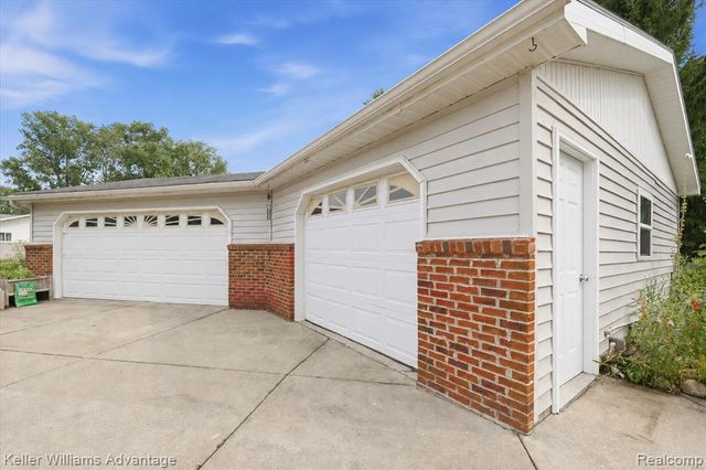 701 Artdale Drive, White Lake, MI 48383