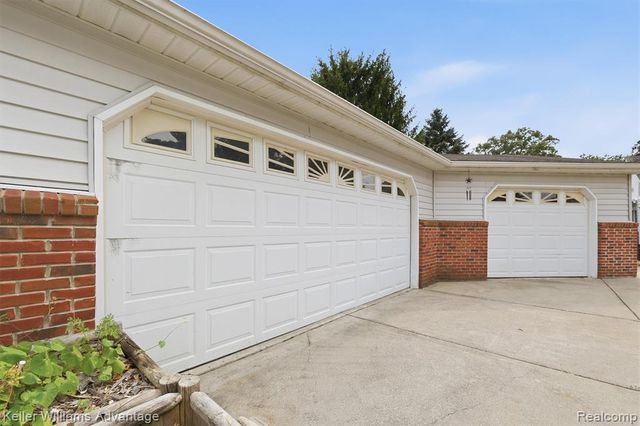 701 Artdale Drive, White Lake, MI 48383