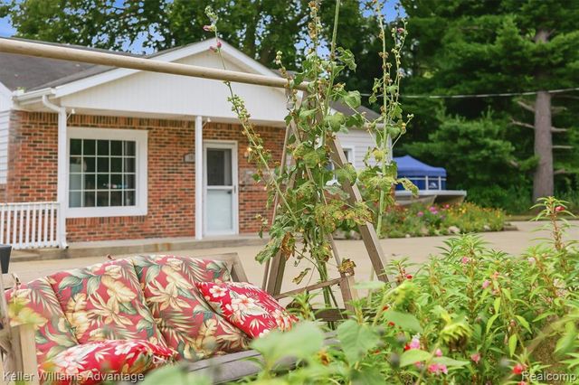 701 Artdale Drive, White Lake, MI 48383