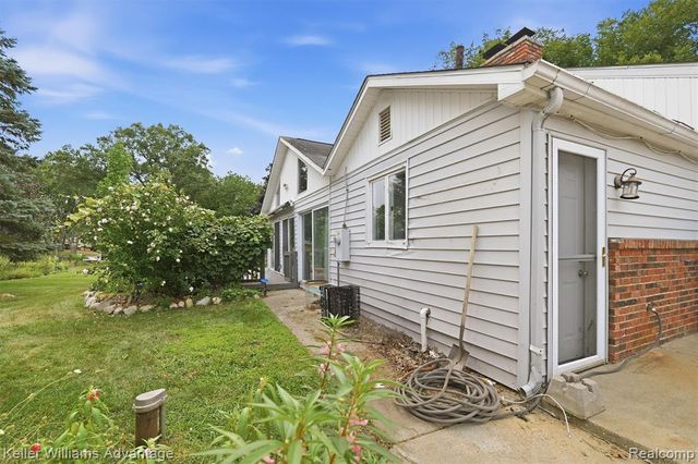 701 Artdale Drive, White Lake, MI 48383