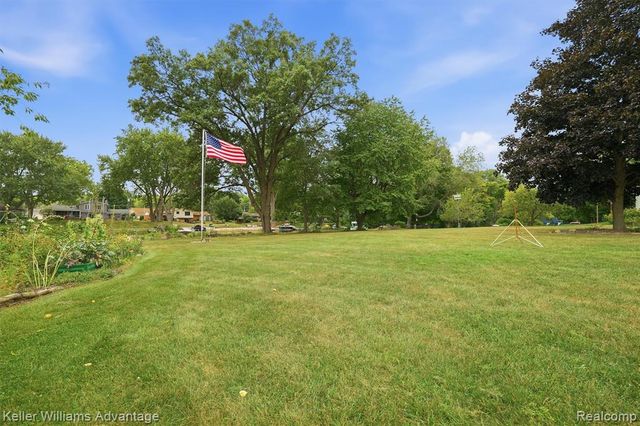 701 Artdale Drive, White Lake, MI 48383