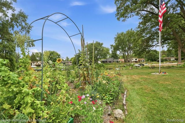 701 Artdale Drive, White Lake, MI 48383