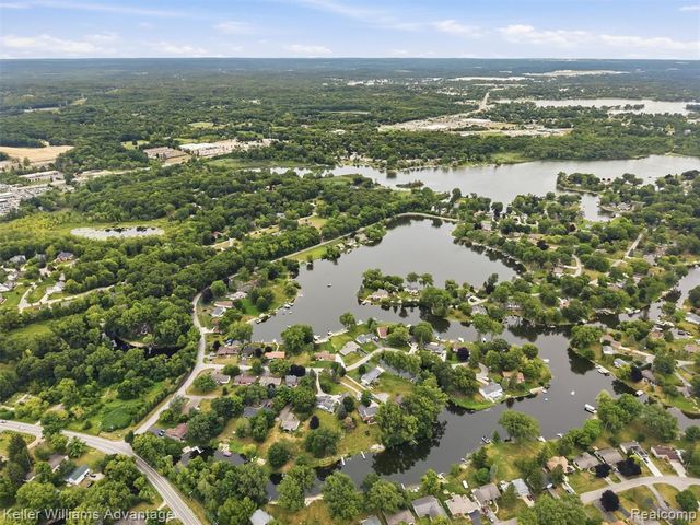 701 Artdale Drive, White Lake, MI 48383