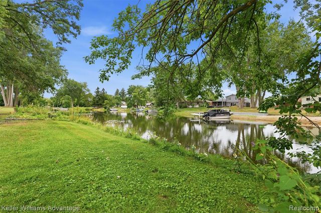 701 Artdale Drive, White Lake, MI 48383