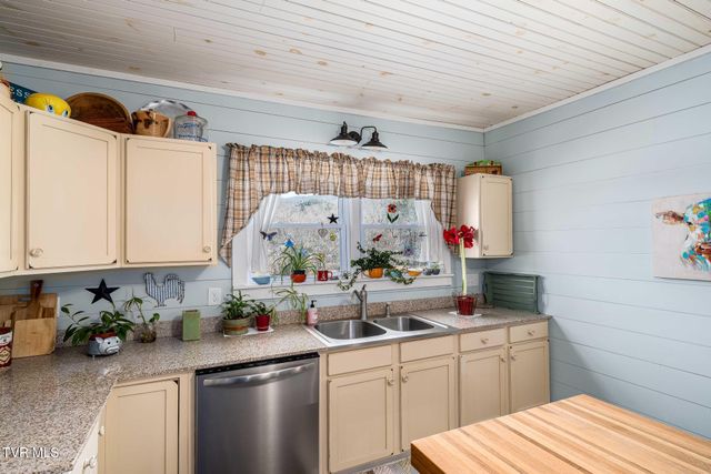 2734 Crackers Neck Road, Mountain City, TN 37683