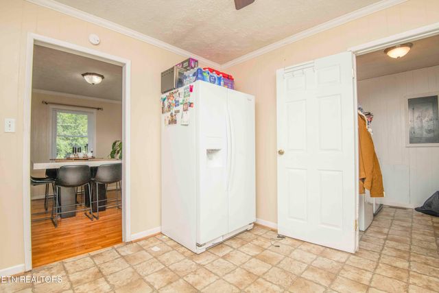 906 Chilhowee St, Harriman, TN 37748