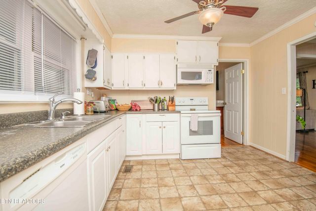 906 Chilhowee St, Harriman, TN 37748