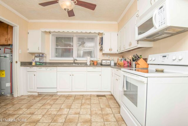 906 Chilhowee St, Harriman, TN 37748