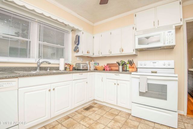 906 Chilhowee St, Harriman, TN 37748