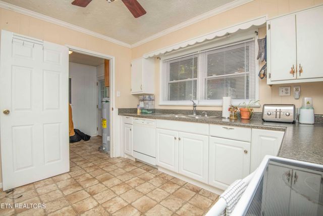 906 Chilhowee St, Harriman, TN 37748